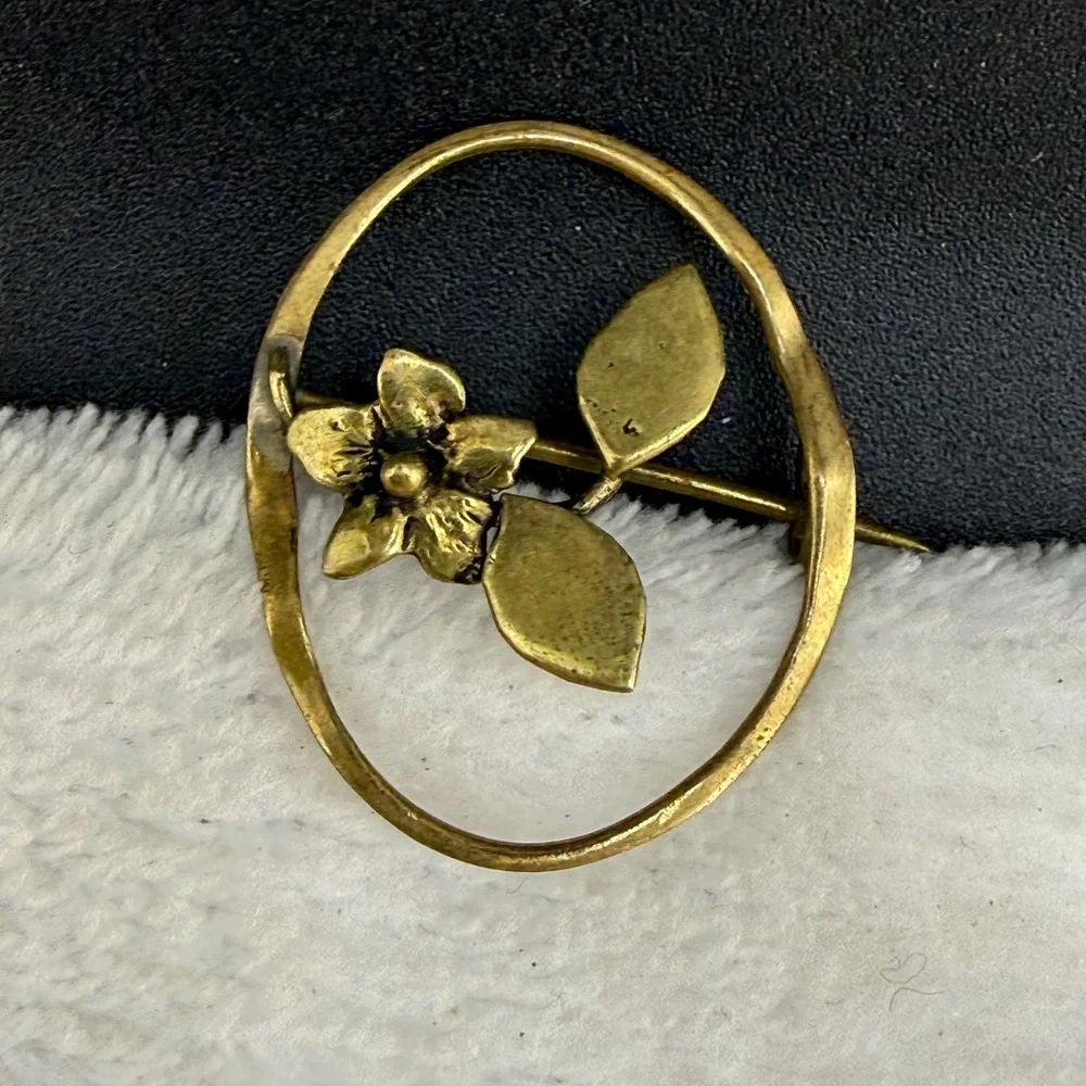 Vintage Victorian Flower Leaf Oval Brooch Gold Tone Pin